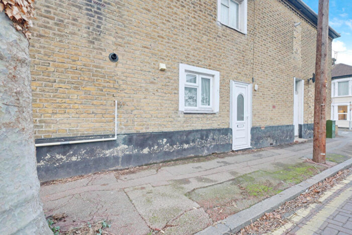 1 Bedroom Flat For Sale In Gordon Road, Southend-on-sea, SS1