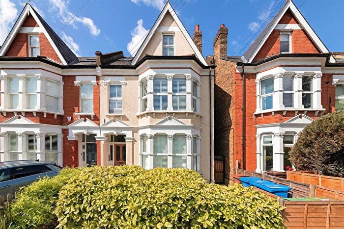 2 Bedroom Apartment For Sale In Red Post Hill, North Dulwich, London, SE24