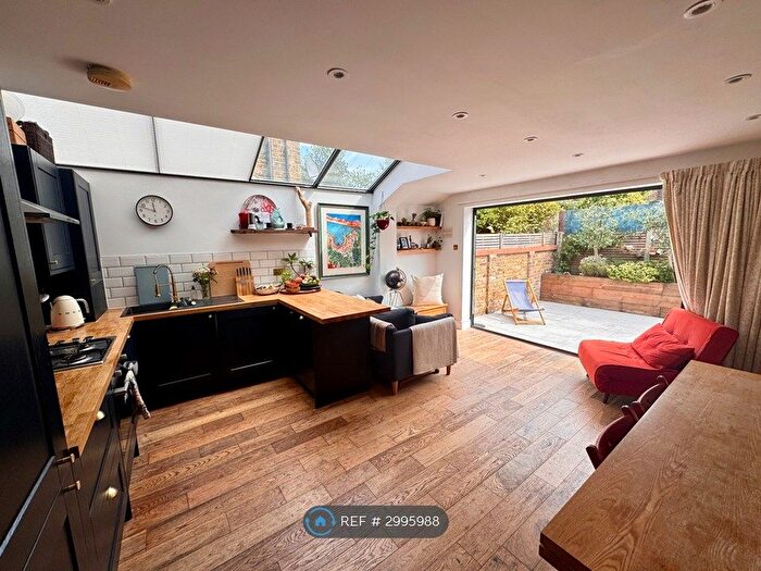 2 Bedroom Flat To Rent In Ulverscroft Road, London, SE22