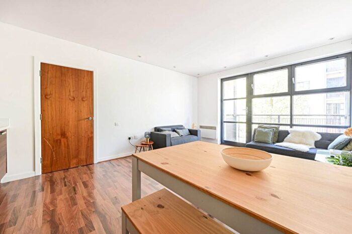 2 Bedroom Flat To Rent In Copenhagen Place, Limehouse, London, E14