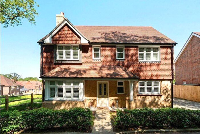 4 Bedroom Detached House To Rent In Claremont Close, Leatherhead, Surrey, KT22