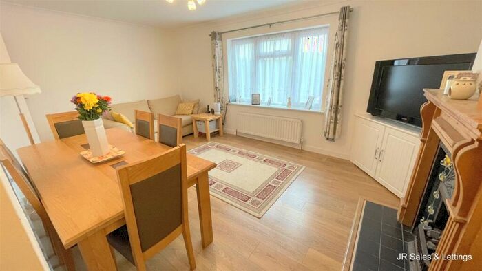 3 Bedroom End Of Terrace House For Sale In Goffs Oak Avenue, Goffs Oak, EN7