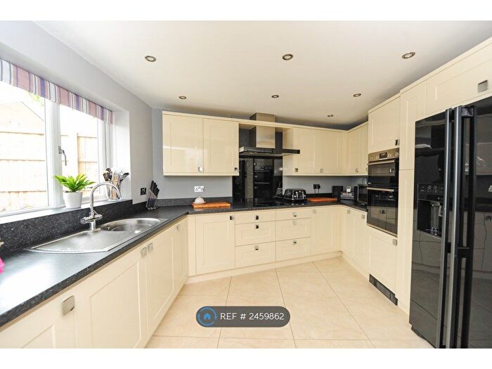 4 Bedroom Semi-Detached House To Rent In Linden Drive, Chesterfield, S41