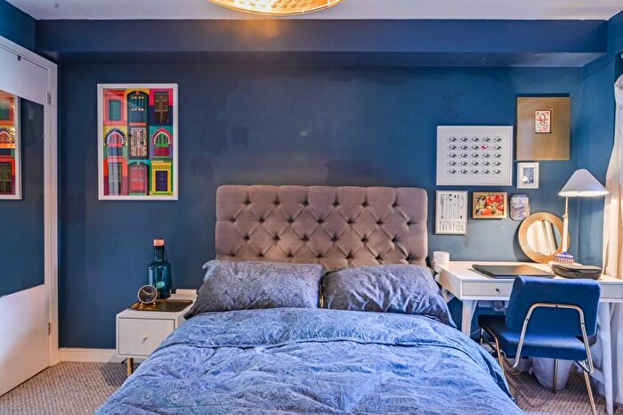 2 Bedroom Flat For Sale In Benwell Road, Islington, London, N7