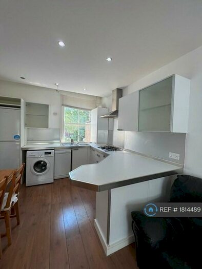 2 Bedroom Flat To Rent In Road, London, SW12