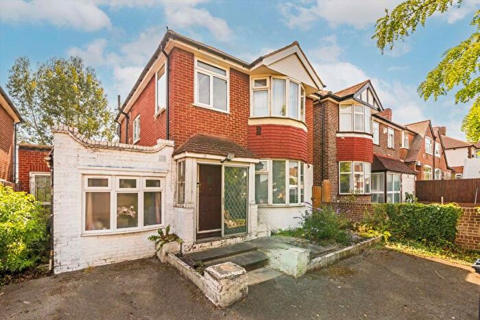 3 Bedroom Detached House For Sale In Tolworth Rise South, Surbiton, KT5
