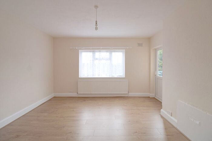 3 Bedroom Flat To Rent In Church Lane, London, NW9