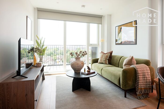 1 Bedroom Flat To Rent In Refinery Square, Stoke Gardens, SL1