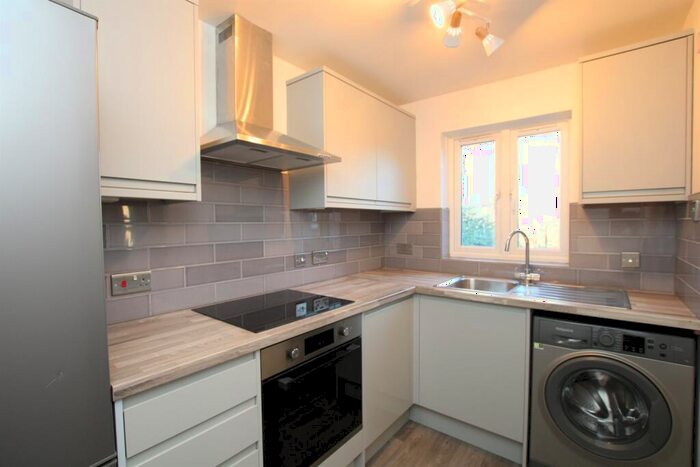 1 Bedroom Flat To Rent In Geraldine Court, Swynford Gardens, Hendon, NW4