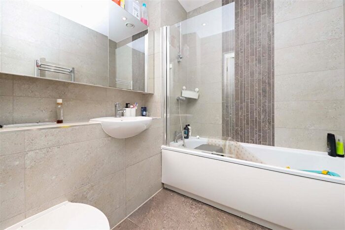 2 Bedroom Flat For Sale In Wintergreen Boulevard, West Drayton, UB7