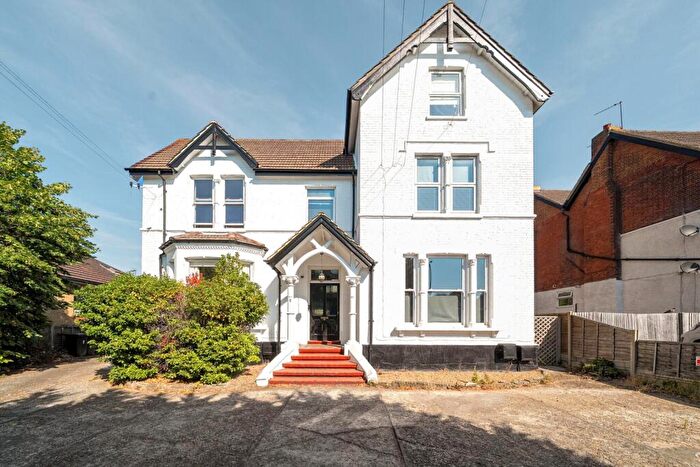 2 Bedroom Apartment For Sale In Hayes Lane, Bromley, BR2