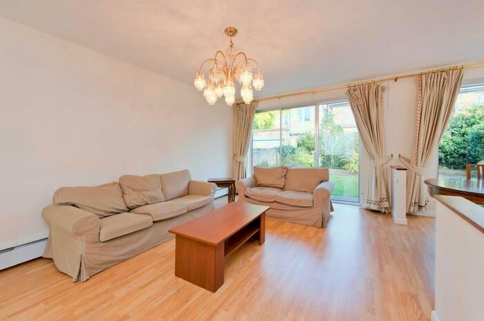 4 Bedroom Detached House To Rent In Webster Gardens, Ealing, London, W5