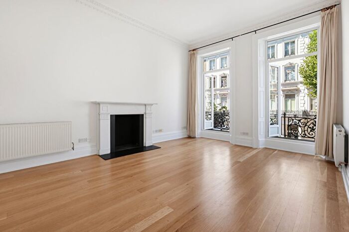 2 Bedroom Flat To Rent In Trebovir Road, Earl's Court, London, SW5