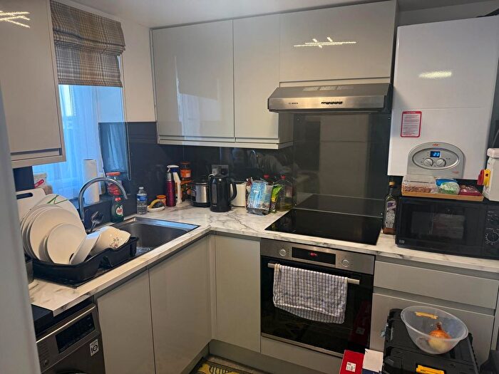 Studio To Rent In Maple Grove, London, NW9