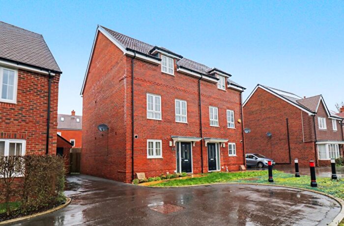 3 Bedroom Semi Detached House For Sale In Harper Road, Botley, SO32