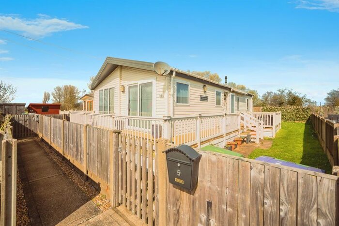2 Bedroom Park Home For Sale In Kitewell Lane, Lydd, Romney Marsh, TN29