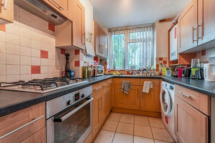 3 Bedroom Flat To Rent In Lorrimore Square, Walworth, London, SE17