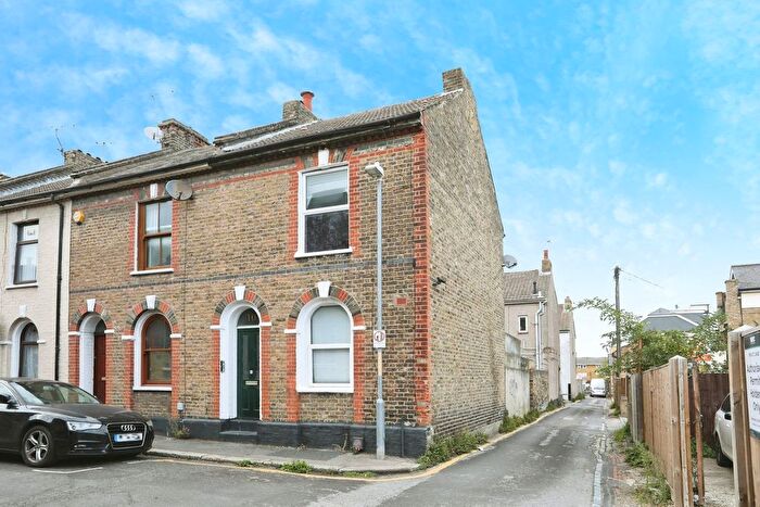 2 Bedroom Terraced House For Sale In Wilfred Street, Gravesend, DA12