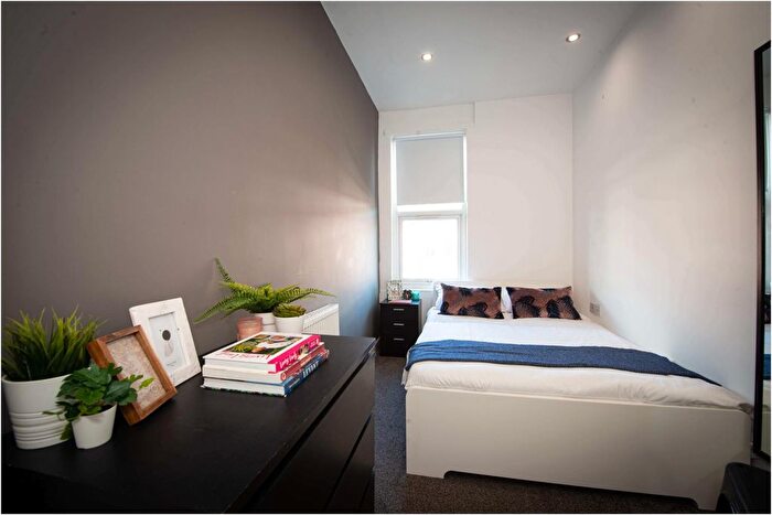 8 Bedroom Semi Detached House To Rent In Estcourt Terrace, Leeds, LS6