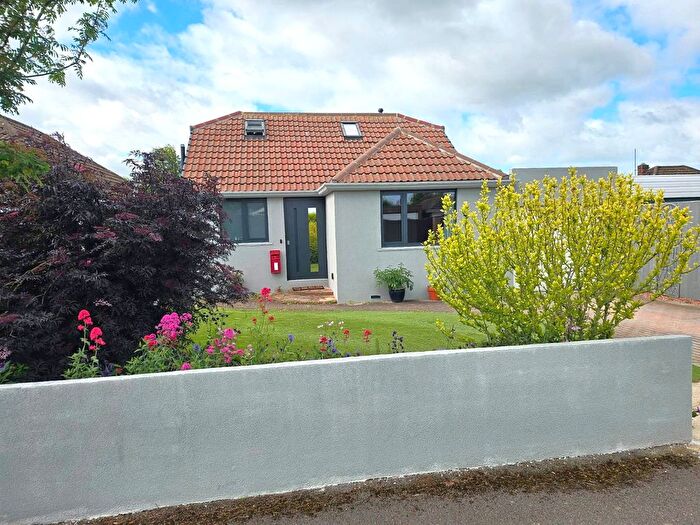 3 Bedroom Bungalow For Sale In Woodroffe Drive, Basingstoke, Hampshire, RG22