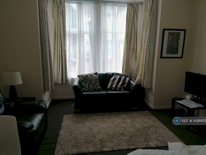 2 Bedroom Flat To Rent In Westby Road, Bournemouth, BH5
