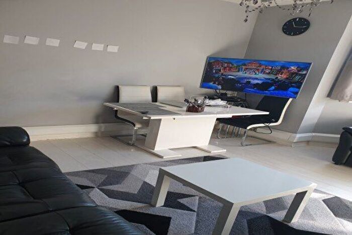 2 Bedroom Maisonette To Rent In Upper Tooting Road, London, SW17