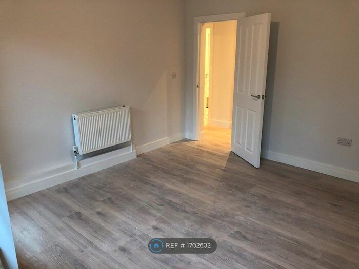 3 Bedroom Flat To Rent In Templecombe Road, London, E9