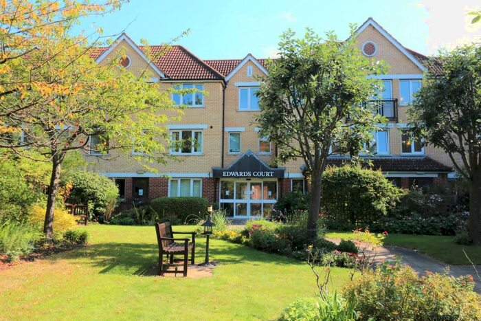 2 Bedroom Apartment To Rent In Turners Hill, Waltham Cross, EN8
