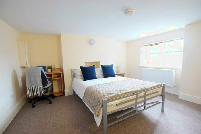 6 Bedroom End Of Terrace House To Rent In West Parade - Student House - /, LN1