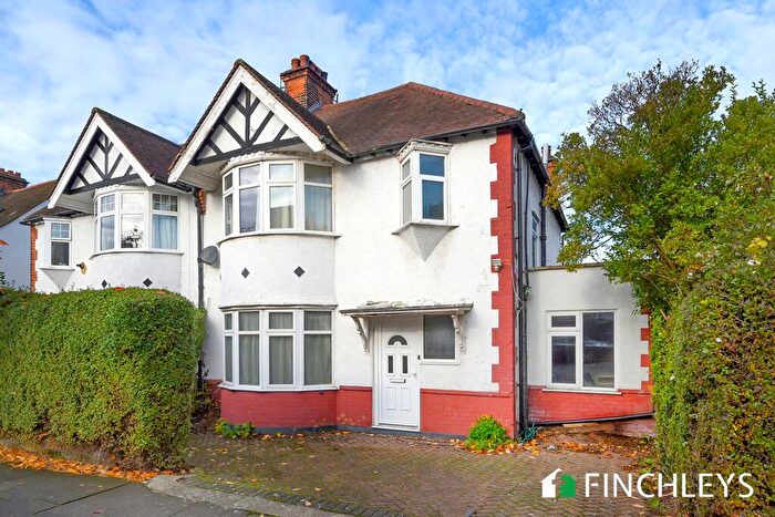 4 Bedroom Semi-Detached House For Sale In Lyndhurst Gardens, London, N3