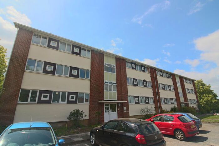 2 Bedroom Flat To Rent In Highlands Road, Andover, Hampshire, SP10