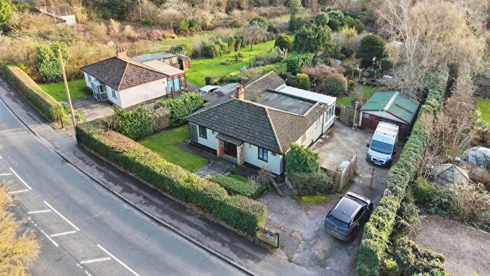 3 Bedroom Detached Bungalow For Sale In Hertford Road, Hoddesdon, EN11