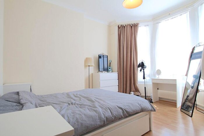 1 Bedroom Flat To Rent In A Caledonian Road, London, N7