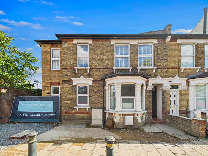 2 Bedroom Flat To Rent In College Road, Bromley, Kent, BR1