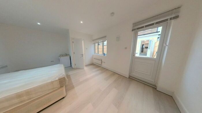 Studio To Rent In Bridgewood Road, London, SW16