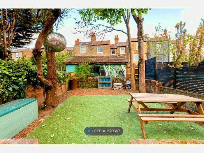 3 Bedroom Flat To Rent In Narford Road, London, E5