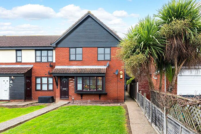 2 Bedroom Flat For Sale In Kent View Road, Basildon, SS16
