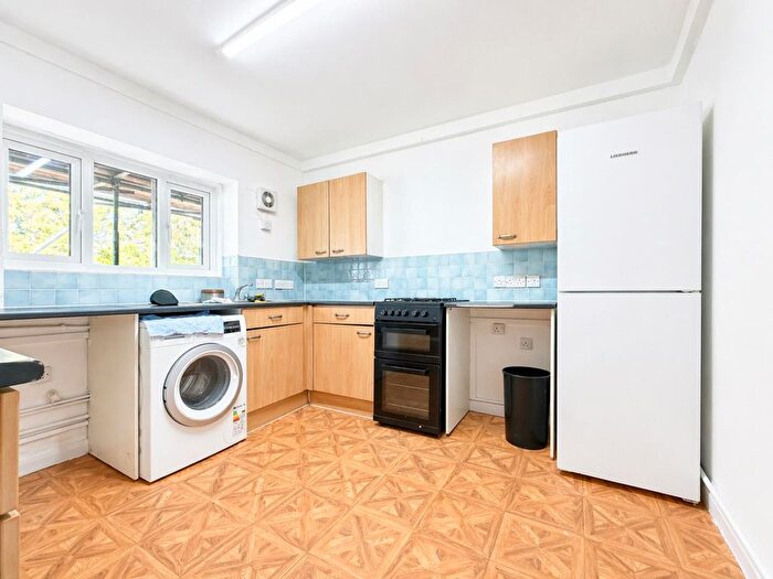 3 Bedroom Flat To Rent In Boston Manor Road, Brentford, TW8