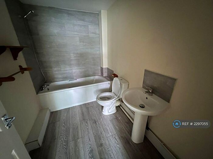 1 Bedroom Flat To Rent In Wellington Court, Grimsby, DN32