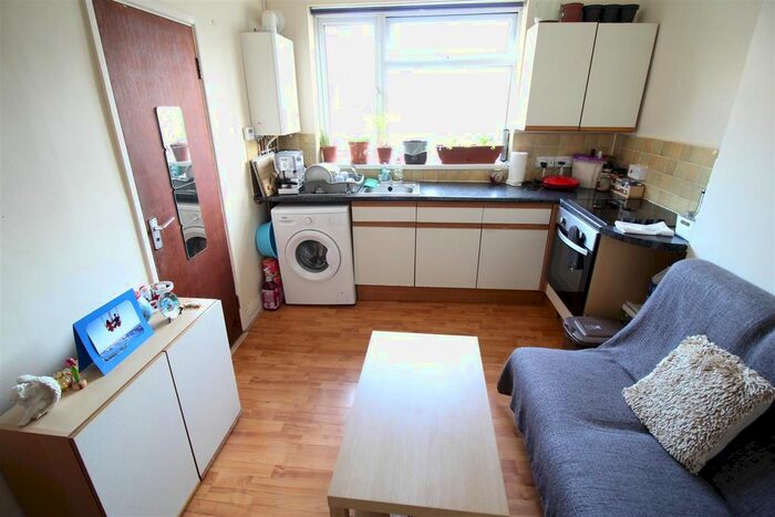 2 Bedroom Flat To Rent In Mundy Place, Cathays, Cardiff, CF24