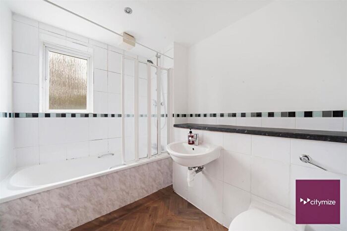 2 Bedroom Flat For Sale In London Road, Romford, RM7