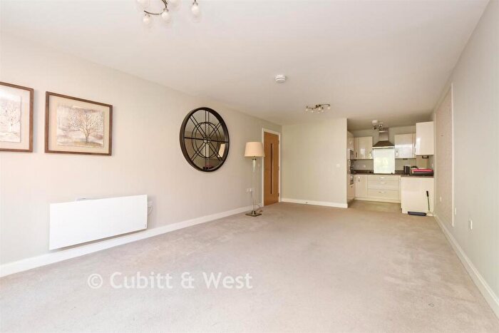 2 Bedroom Flat For Sale In Outwood Lane, Chipstead, Surrey, CR5