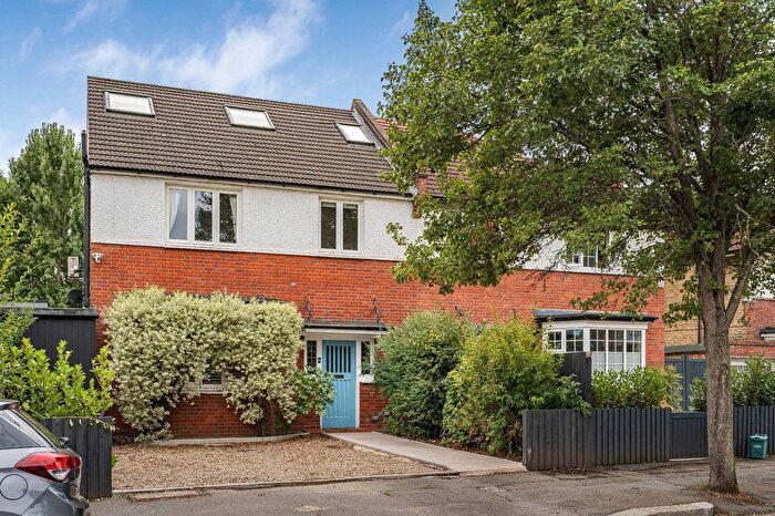 5 Bedroom Semi-Detached House For Sale In Lynton Road, London, W3