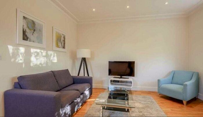 2 Bedroom Flat To Rent In Hamlet Gardens, London, W6