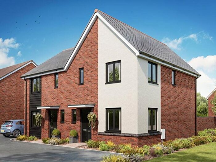 3 Bedroom Semi-Detached House For Sale In Kingsdown Road, Swindon, SN3