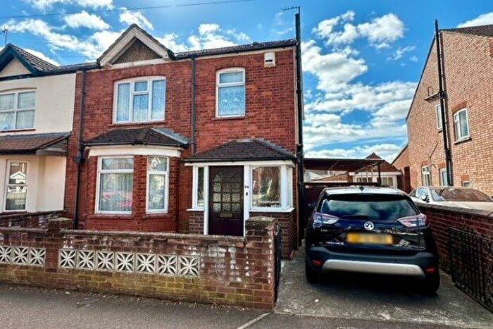 3 Bedroom Semi-Detached House To Rent In Winifred Road, Bedford, MK40