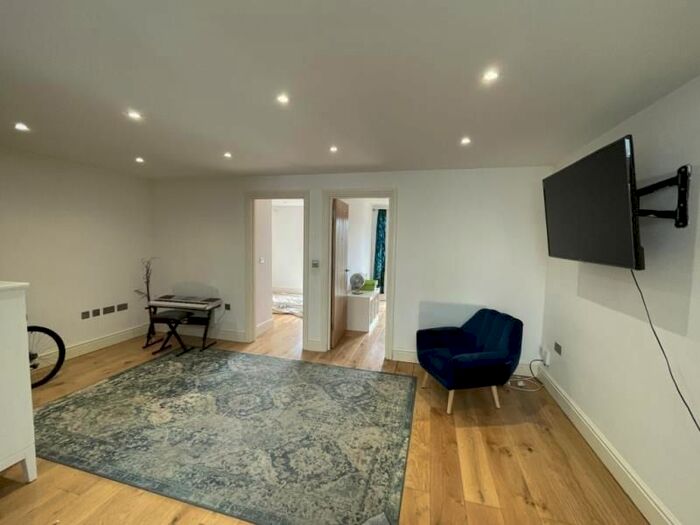 2 Bedroom Flat To Rent In Addington Road, Selsdon, South Croydon, CR2