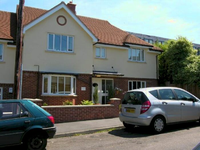 2 Bedroom Flat To Rent In Myrtle Road, Dorking, RH4