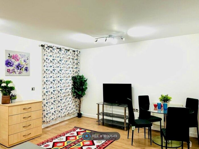 1 Bedroom Flat To Rent In Parham Drive, Ilford, IG2