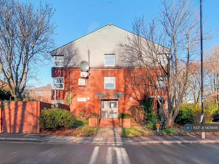 2 Bedroom Flat To Rent In Weld Place, London, N11